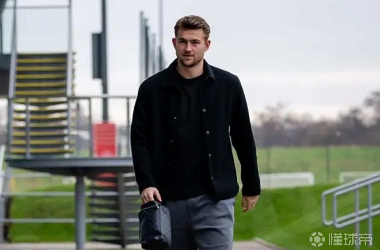 名记：12月初阿莫林曾说德利赫特能复出，他的背伤很复杂