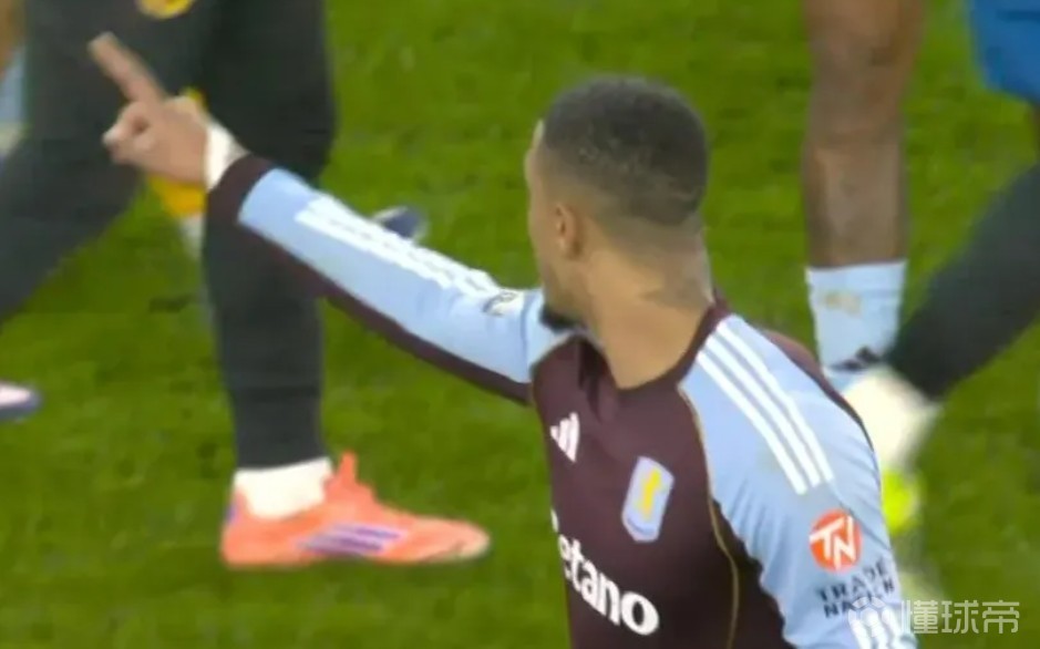 不敌狼队后孔萨情绪失控，险些冲到场边与球迷对峙