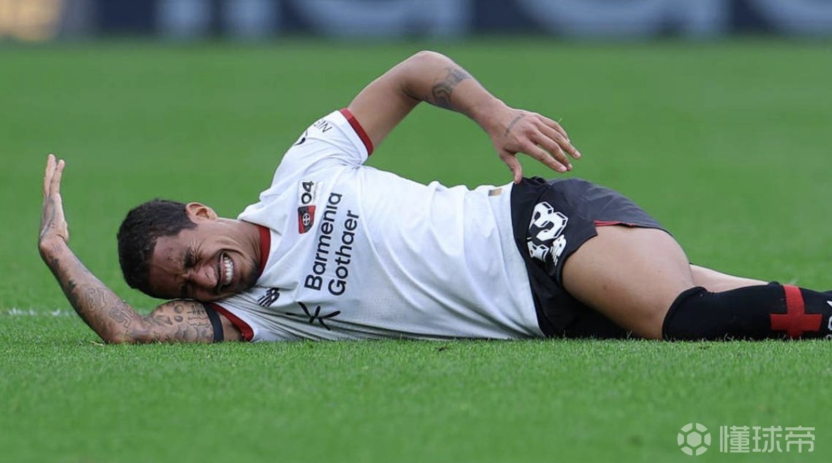 伤兵满营，勒沃库森球员阿图尔被草皮绊住，膝盖严重扭伤